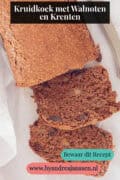 Een deel van een kruidkoek waar twee plakjes afgesneden zijn. Tekst: Kruidkoek met walnoten en krenten.