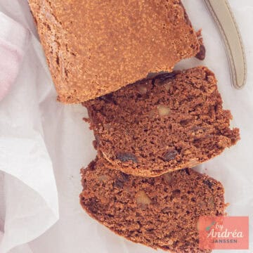 Een vierkante foto van bovenaf van een kruidkoek met krenten en walnoten