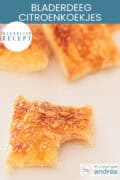 Een aantal citroenkoekjes met amandelen. Een hapje uit het voorste koekje. Een tekst bovenin: bladerdeeg citroenkoekjes, makkelijk recept