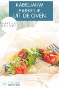 Een deel van een opengevouwen bakpapier met kabeljauwfilet, groenten en kaas. Bovenin een tekst: makkelijk recept: Vispakketje uit de oven