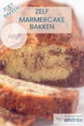 Een deel van een marmercake waar twee plakjes afgensneden zijn. Bovenin een textoverlay: zelf marmercake bakken, zoet bakken, makkelijk recept