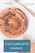 Een bowl gevuld met zoete aardappelhummus. Een tekstoverlay: eenvoudig recept, zoete aardappelhummus