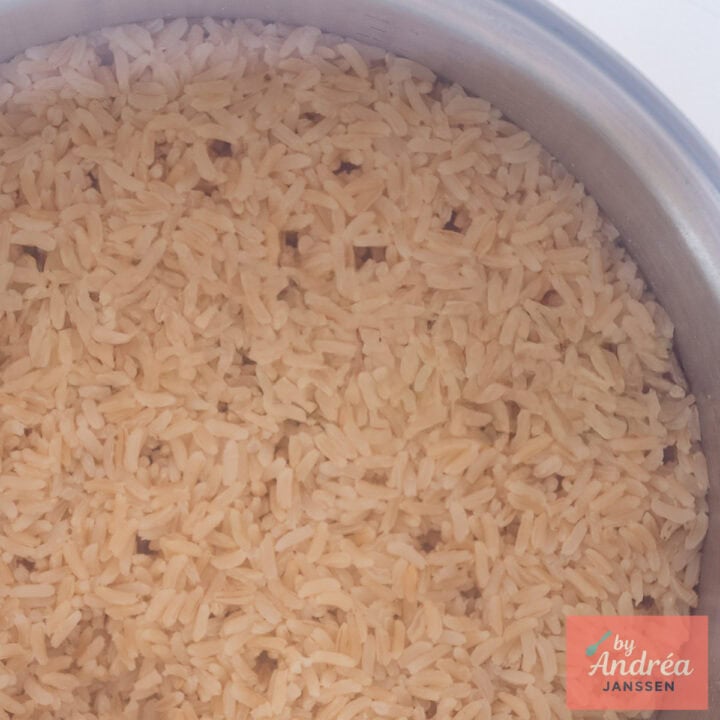 Een vierkante foto met een pan met gekookt rijst