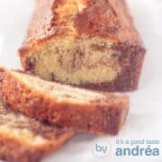 Een vierkante foto van een deel van een marmer cake waar twee plakjes afgesneden zijn.