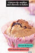 Een muffin met chocola en kokos tussen kokosrasp. Een tekst bovenin: glutenvrije muffins met chocola en kokos.