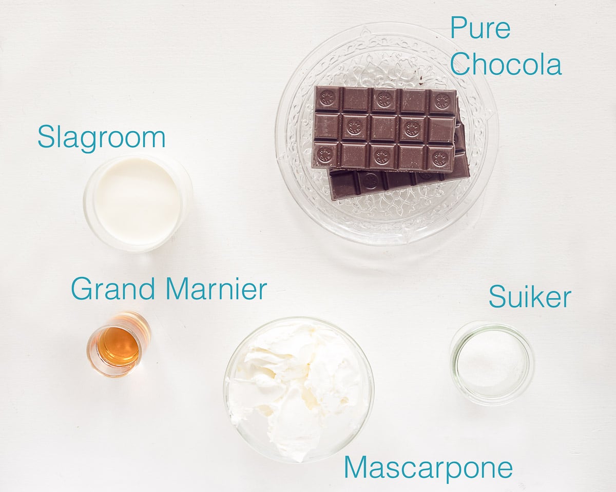 Ingredienten chocolademousse met slagroom op een witte achtergrond