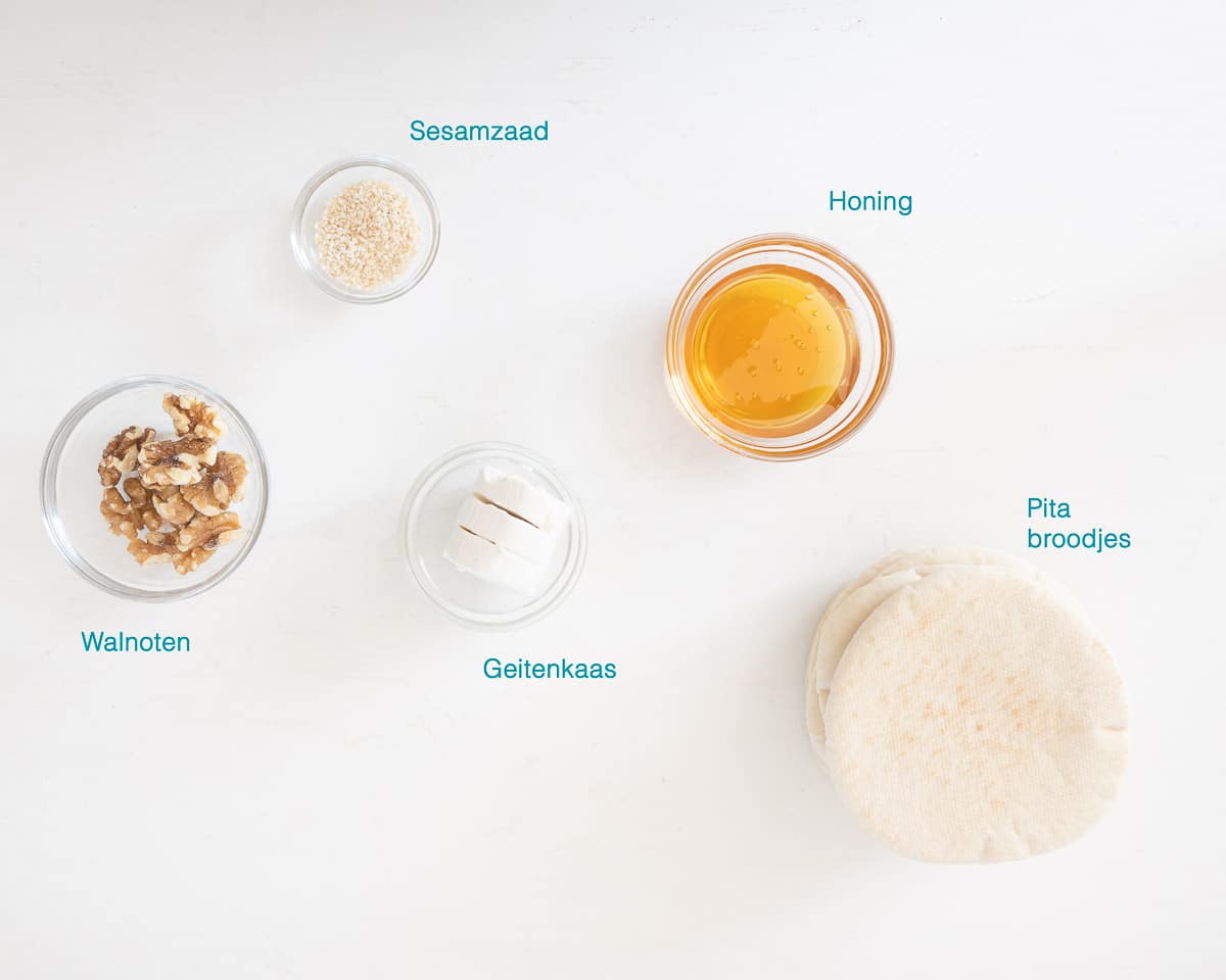 Ingrediënten Pitabroodje met Geitenkaas, individueel gelabeld op een witte ondergrond.