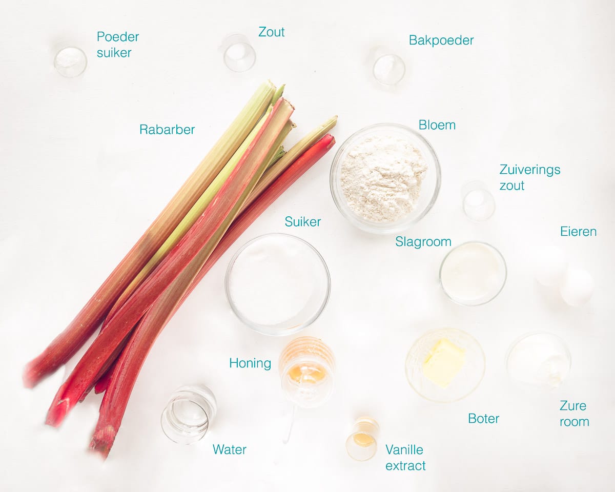 Ingrediënten Rabarber cupcakes op een witte ondergrond met een tekst beschrijving