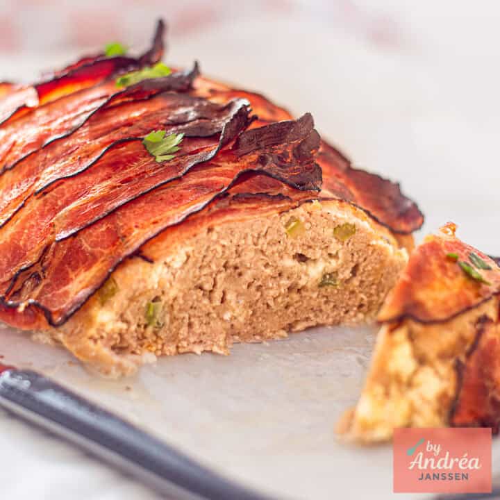 Een vierkante foto van een gehaktbrood met kip, feta en katenspek. Opengesneden zodat je de binnenkant ziet.
