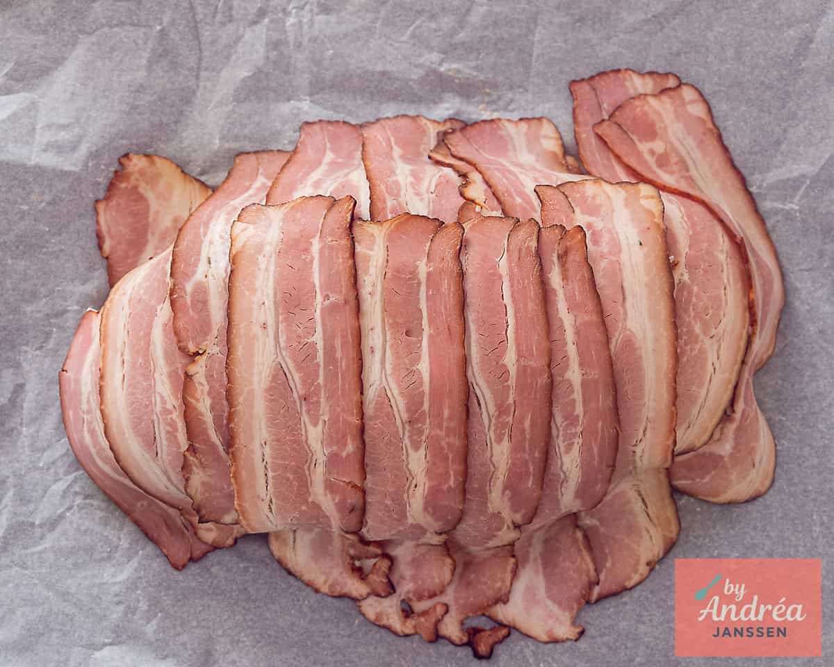 Het kip gehaktbrood op een bakpapier bedekt met katenspek