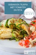 Een deel van een wit bord met 3 gebakken tilapia fillets en een tomaten feta salsa. Bovenin een tekst: gebakken tilapia met tomaten en feta