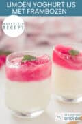Een glas gevuld met yoghurtijs met frambozen gelei met munt. Een tekst bovenin: makkelijk recept, Limoen yoghurt ijs met frambozen