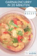 Een roze kom met garnalen in een curry met peterselie topping. Een tekst bovenin: makkelijk recept, garnalencurry in 20 minuten