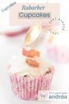 Een cupcake met roze wrapper. Een rabarber cupcake met slagroom topping, rabarber stukjes en siroop