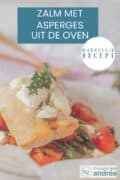 Een bakpapier met daarop asperges, tomaatjes, zalm en feta. Een tekst bovenin: makkelijk recept, zalm met asperges uit de oven
