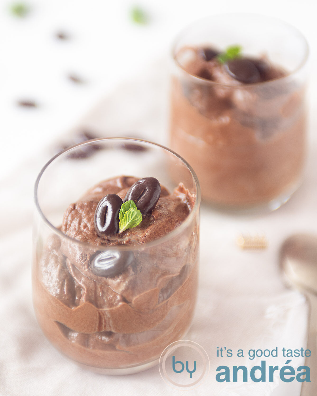 Chocolade mousse met slagroom-bewerkt