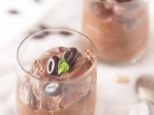 Twee glazen met Chocolade mousse, chocolaatjes eromheen