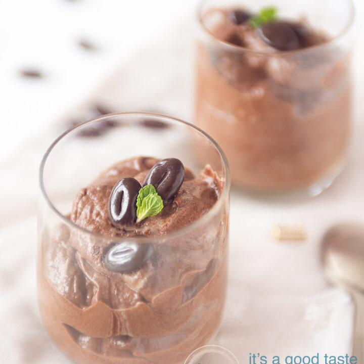 Twee glazen met Chocolade mousse, chocolaatjes eromheen