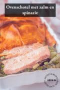 Een foto van een ovenschotel met zalm en groene groenten. Een tekst bovenin: Ovenschotel met zalm en spinazie