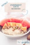 Een grijs schaaltje met havermout, pistache, cantaloupe en meloen op een witte ondergrond. Bovenin een tekstoverlay: ontbijt, overnight oats met vers fruit, makkelijk recept, gezond