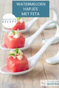 Een hoogtefoto met drie amuselepels met een blokje meloen, feta en munt. Een tekst: makkelijk recept, watermeloen hapjes met feta en munt