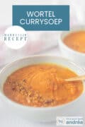 Een blauwe kom gevuld met wortel currysoep een topping van kruiden. Een tekst: makkelijk recept, wortel currysoep