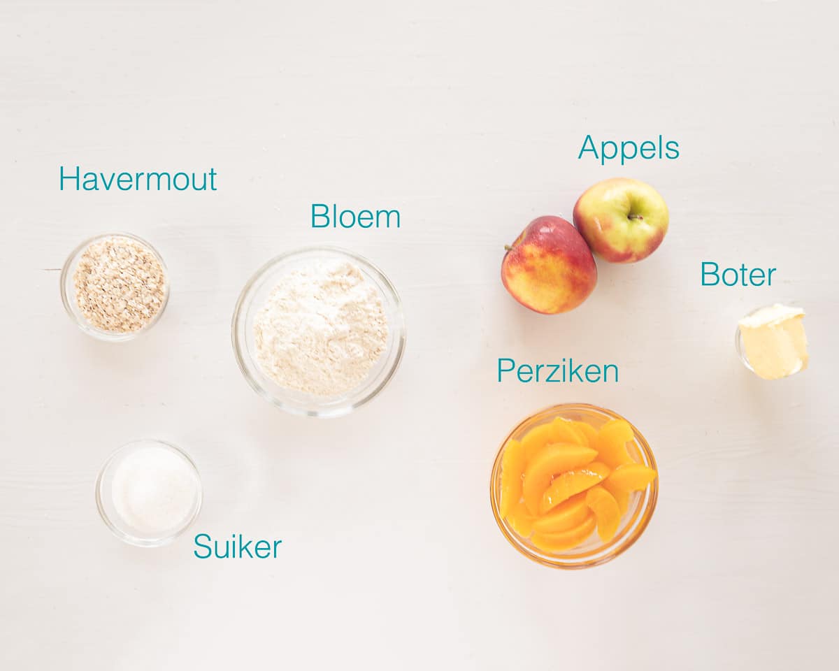 Ingrediënten Appel Perziken Crumble op een witte ondergrond met een tekstbeschrijving
