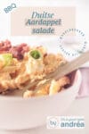 De helft van een roze schaal gevuld met aardappelsalade, bacon, lente ui en een romige dressing. Bovenin een tekst die het recept beschrijft.