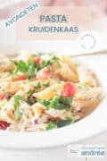 Een deel van een wit bord gevuld met penne, tomaatjes, prei en gerookte makreel. Bovenin een tekstoverlay met avondeten, pasta kruidenroomkaas, makkelijk recept, fris
