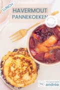 Een deel van een wit bord met links een stapel pancakes en rechts een roze kommetje met pruimencompote. Bovenin een tekstoverlay: Lunch, havermout pannenkoeken, met pruimencompote, makkelijk recept.