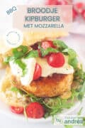 Een broodje met een burger van kip, mozzarella, tomaat en rucola. Bovenin een tekstoverlay: broodje kipburger met mozzarella, BBQ, Italiaans, makkelijk recept.