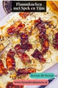 Een flamkuchen taart op een ondergrond. Een tekst: flammkuchen met spek en tijm.