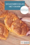 Een foto van bovenaf met Oopsies, cloud breads op een houten plank Een tekst: makkelijk recept, wolkenbroodjes met kwark