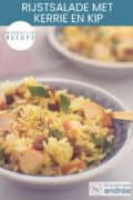 Een deel van een grijze schaal met een kerrie rijstsalade met gerookte kip, rozijnen en walnoten. Een tekst bovenin: Makkelijk recept, rijstsalade met kerrie en kip