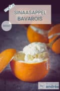 Een 'open' sinaasappel gevuld met sinaasappel bavarois. Een lepel neemt een schep. Aan de bovenkant: Halloween bavarois, dessert, makkelijk recept.