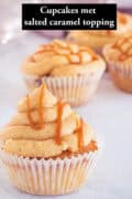 Een viertal cupcakes met frosting en salted karamel topping. Een tekst: cupcakes met salted karamel topping