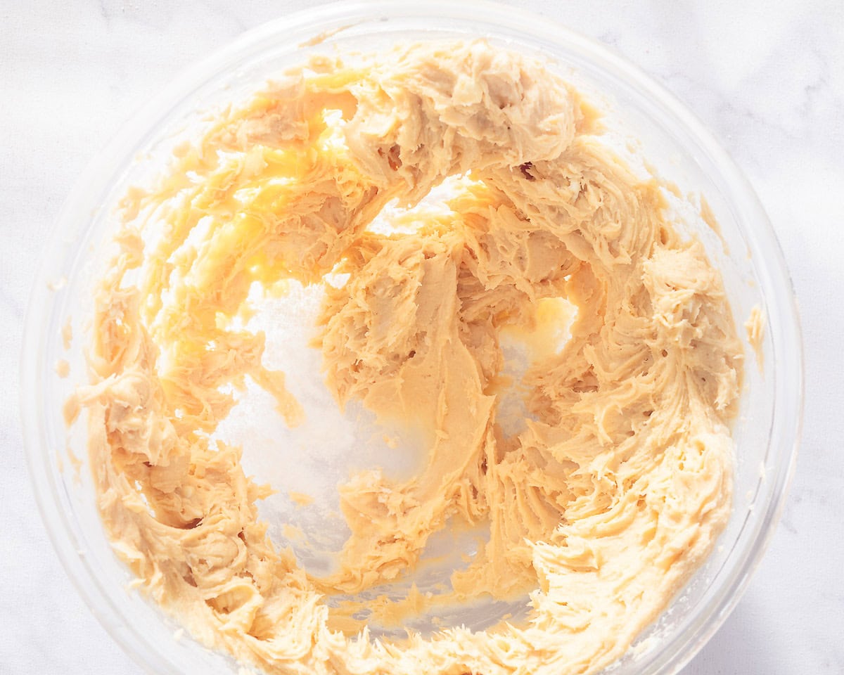 Een glazen kom met karamel frosting