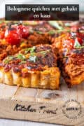Een bolognese quiche op een houten plank met een stuk eruit gesneden. Een tekst Bolognese quiche met gehakt en kaas