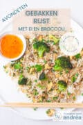 Een wit bord op een witte ondergrond met daarop rijst, gebakken met broccoli, ei, en erwtjes. Onderin twee chopsticks, aan de rechterzijde een kommetje met chilisaus. Bovenin een tekstoverlay: avondeten, gebakken rijst met ei en broccoli, makkelijk recept, vegetarisch