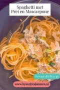 Een deel van een grijs bord met spaghetti, mascarpone en prei. Een tekst: spaghetti met prei en mascarpone