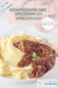 Een deel van een wit bord met aardappelpuree met daarop runderstoof uit de slowcooker. Bovenin een tekst: stoofschotel met speculaas en appelstroop, slowcooker, makkelijk recept.