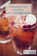 Twee glazen gevuld met Prosecco cranberry cocktail, schuin achter elkaar op een houten tafel. Een textoverlay: cocktail, Thanksgiving cocktail met cranberry's, makkelijk recept, sprankelend.