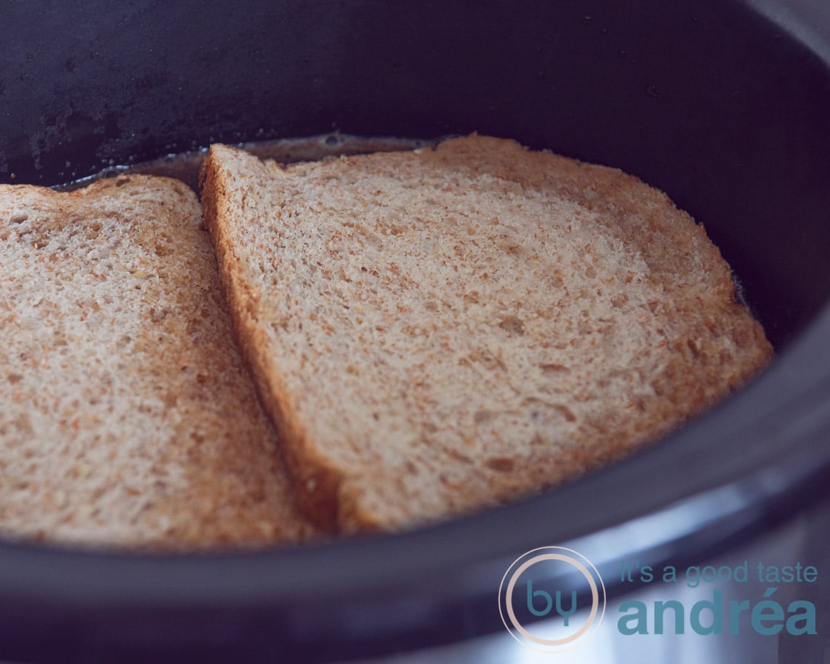 Dek de stoof af met twee sneden brood