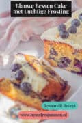 Een deel van een blauwe bessen cake met vanille topping. Een tekst: blauwe bessen cake met vanille topping.