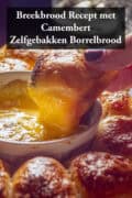 Een bolletje zelfgebakken knoflookbrood gedipt in gesmolten rozemarijn. Een tekst: Breekbrood Recept met Camembert - Zelfgebakken bleekbrood