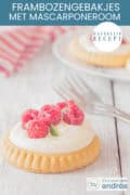 Een frambozentaartje met mascarponeroom op een witte ondergrond. Een tekst bovenin: makkelijk recept, frambozengebakjes met mascarponeroom