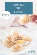 Een bord met theeieren, sommigen in partjes. Een hand pakt een partje. Een tekst bovenin: makkelijk recept, Chinese thee eieren