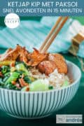 Een deel van een schaaltje met twee chopsticks gevuld met ketjap kip, paksoi en citroenrijst. Een tekst: makkelijk recept, kip ketjap met paksoi snel avondeten in 15 minuten