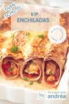 Een witte ovenschaal gevuld met kip in een romige tomatensaus gerold in wraps. Rijkelijk gegratineerd in de oven. Bovenin een tekstoverlay Kip enchiladas, ovenschotel, makkelijk recept, romig