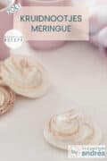 Een aantal speculaas meringues op een witte ondergrond. Bovenin een tekst: kruidnootjes meringue, makkelijk recept, zoet